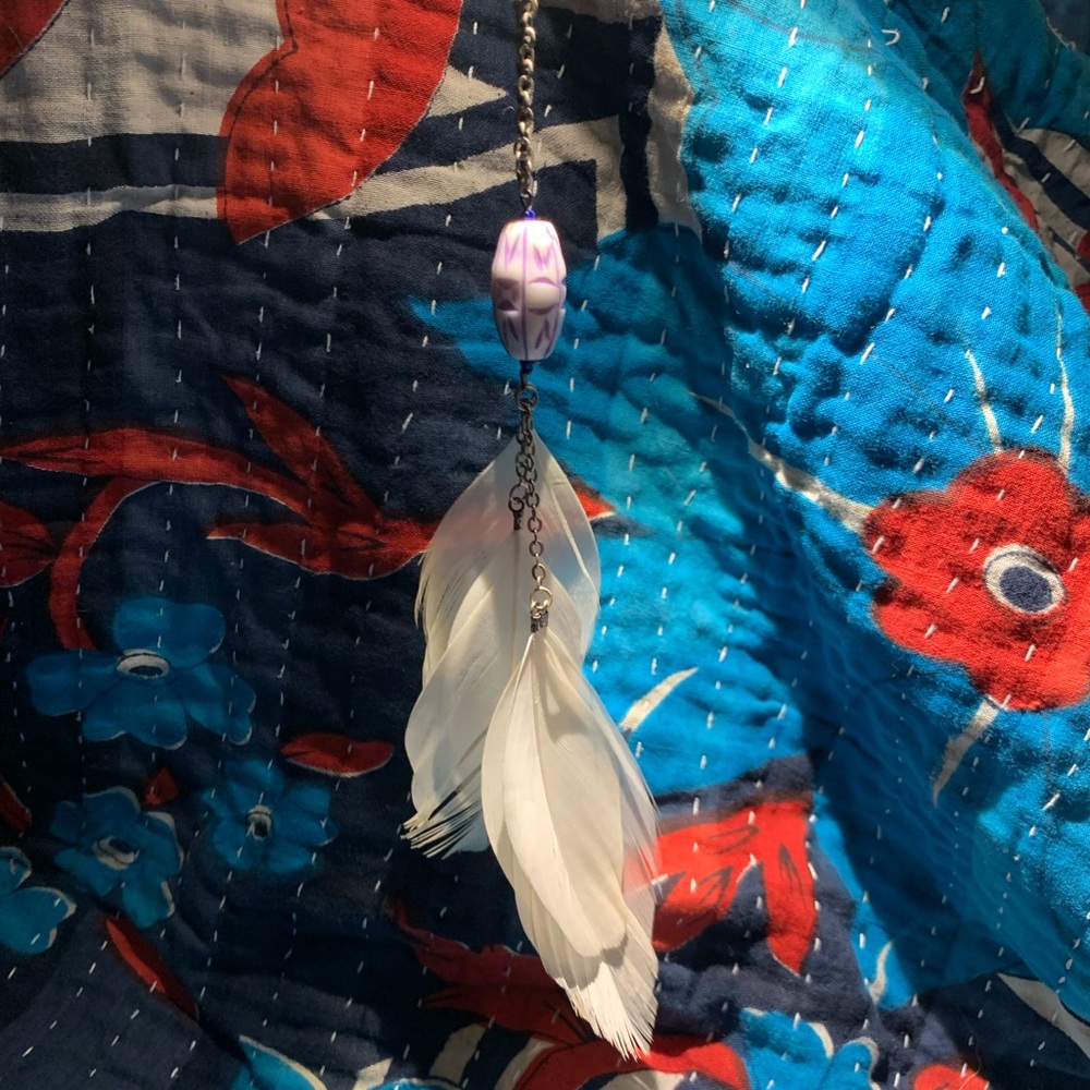 Beaded feather necklace - Picture 3 of 10